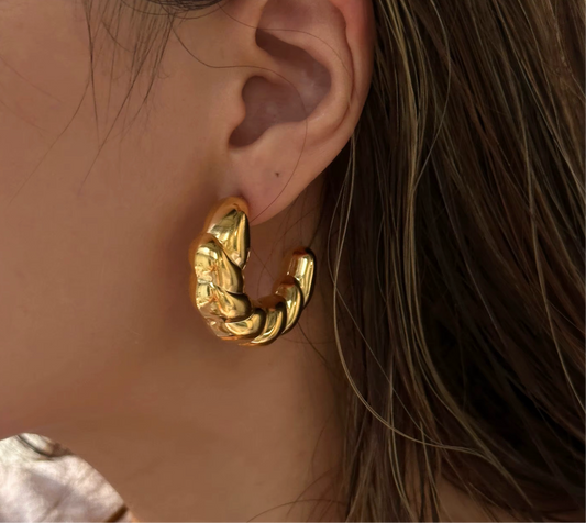 How to Choose the Perfect Gold Earrings for Your Everyday Look
