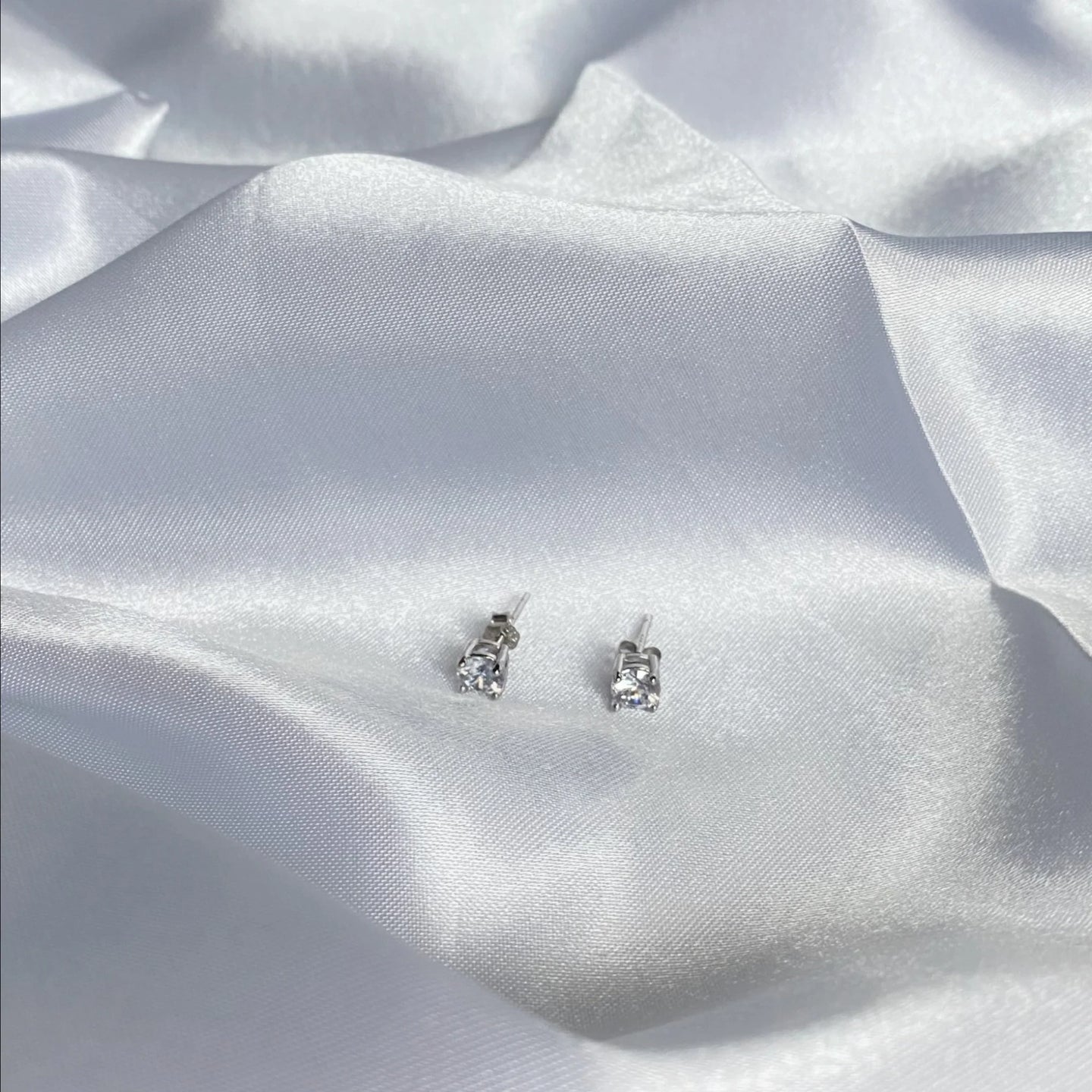 Casual diamond silver stud earring