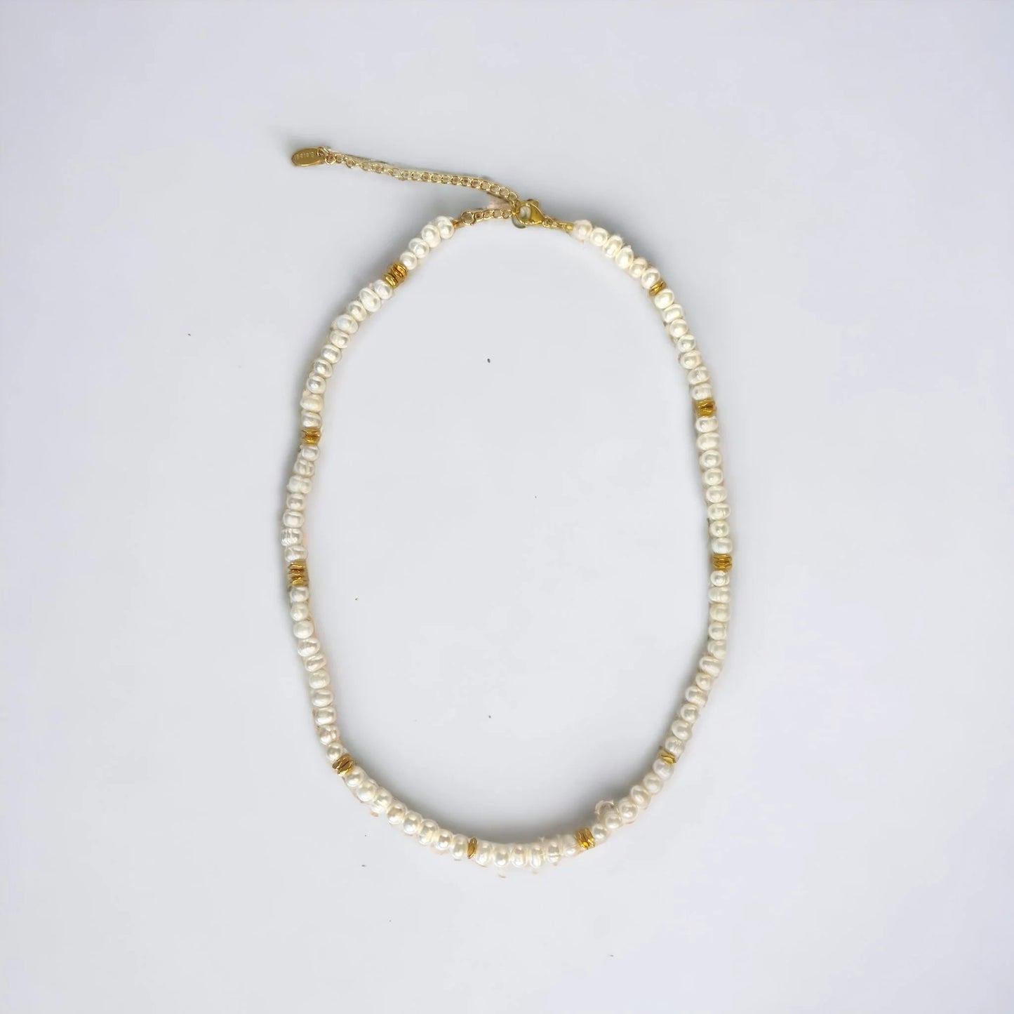 Pearl necklace with gold detailed spacing