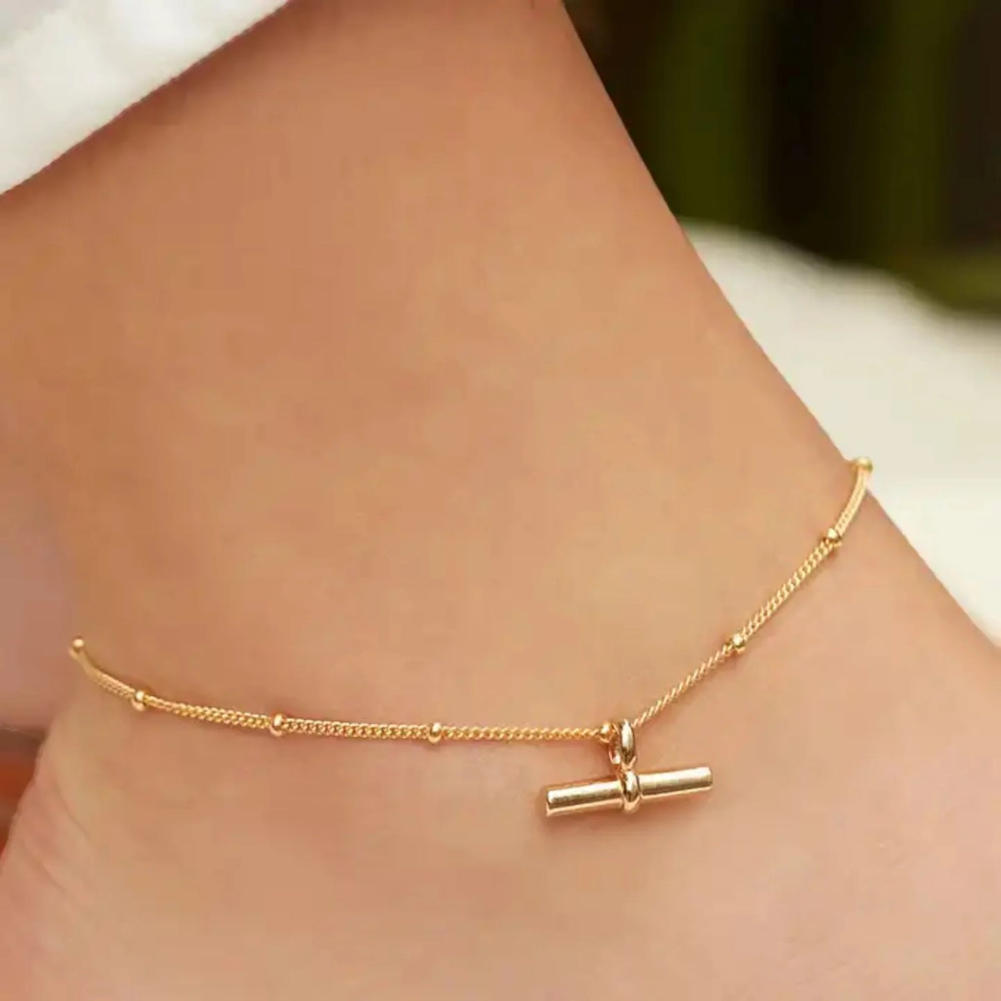 Gold anklet with t-bar detail on anklet