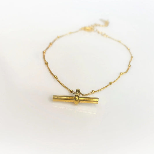 Gold anklet with t-bar detail