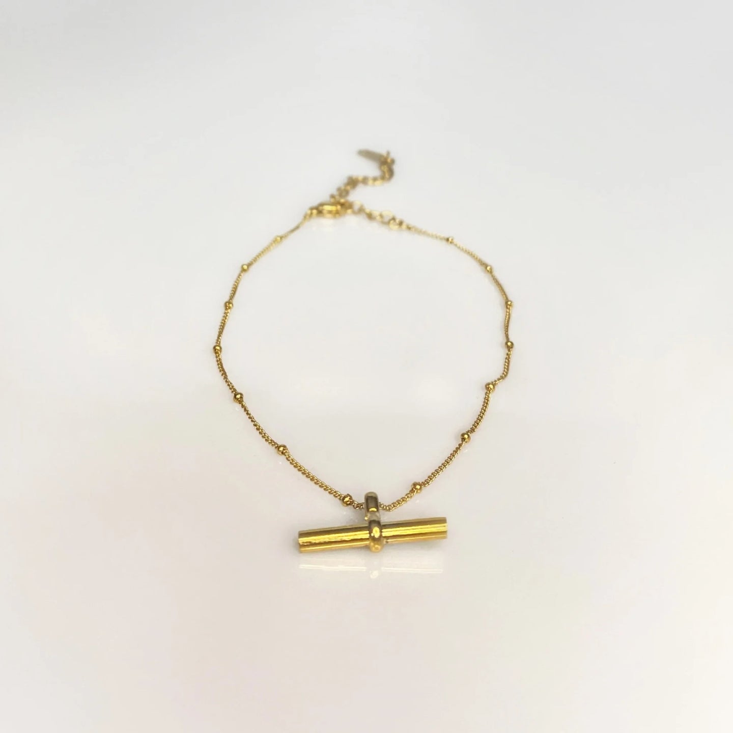 Gold anklet with t-bar detail